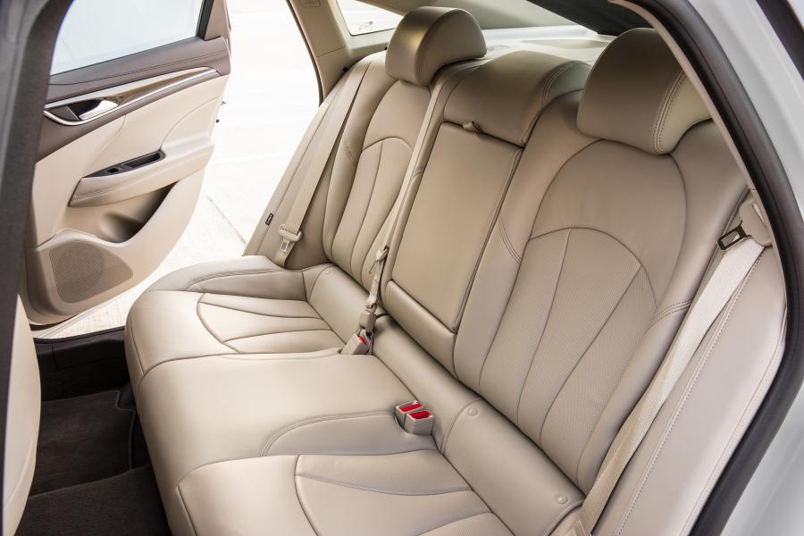 Интерьер Buick LaCrosse 2016 года  (NA) (фото 5 из 36)